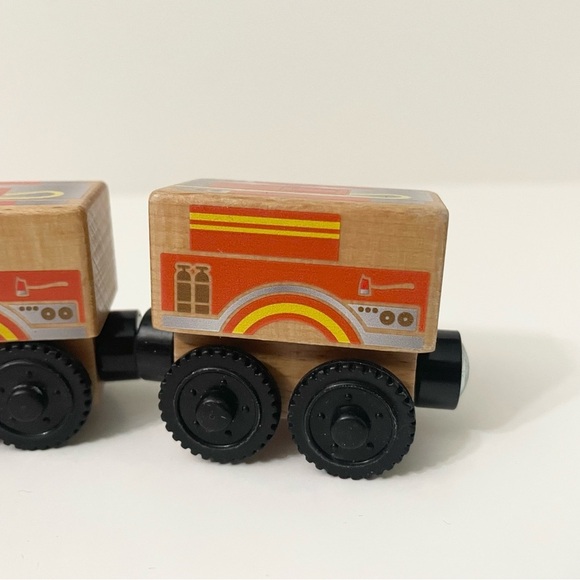 Thomas & Friends Wooden Flynn and Flynns Tender Train - Picture 5 of 16